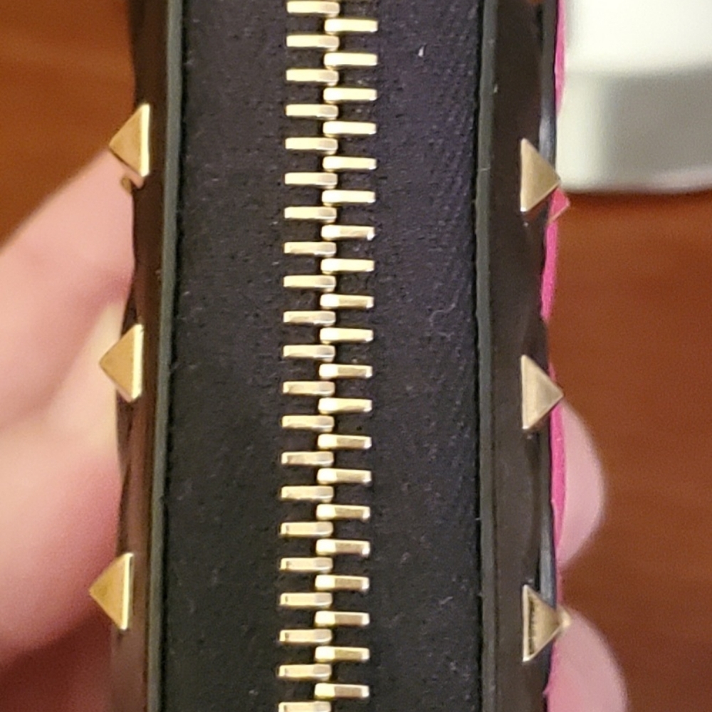 Valentino Garavani Bucket Bag with Rockstud Wallet - Picture 14 of 16